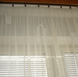 Záclona šitá na míru 07 šířka 150 cm x výška 205 cm smetanová s řasící páskou