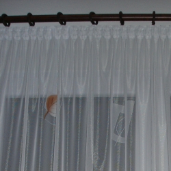 Záclona šitá na míru 04 š.290cm x v.165cm hnědý list s řasící páskou