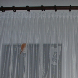Záclona šitá na míru 04 š.290cm x v.165cm hnědý list s řasící páskou